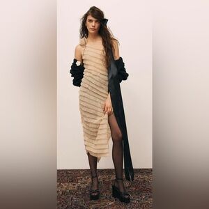 BNWT Urban Outfitters Kimchi Blue Rita Ruffle One-Shoulder Midi Dress si…